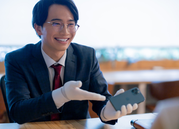 腕時計を運ぶスタッフ